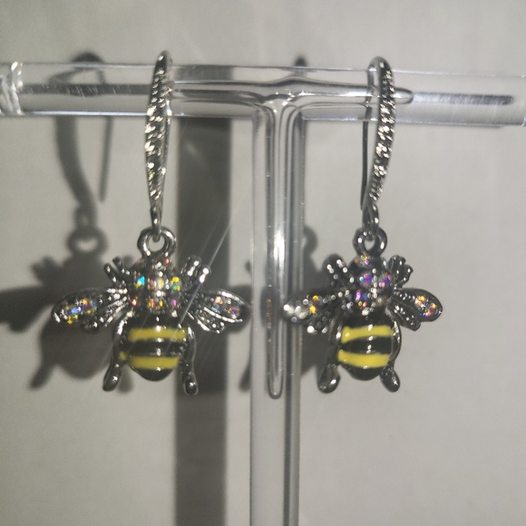 Jewelry - Buzzy bee earrings